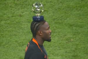 可爱捏,图拉姆当选全场最佳,将奖杯放在头顶 可爱捏,图拉姆当选全场最佳,将奖杯放在头顶