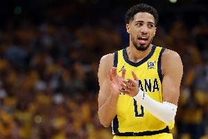 感同身受!哈利为狂热球员凯尔希祈福 前者上赛季总决赛G7也伤退 感同身受!哈利为狂热球员凯尔希祈福 前者上赛季总决赛G7也伤退