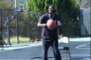 缺席训练亮相直播间!老詹打趣:别让我认真打球 我还在伤病名单里 缺席训练亮相直播间!老詹打趣:别让我认真打球 我还在伤病名单里