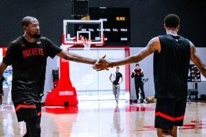 积极备战新赛季!火箭官方晒训练照:训练营首日 积极备战新赛季!火箭官方晒训练照:训练营首日