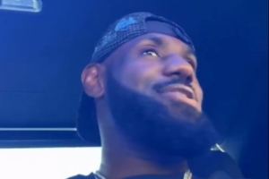 詹姆斯车上一展歌喉!配文:我追求的就是干大事 就这么简单 詹姆斯车上一展歌喉!配文:我追求的就是干大事 就这么简单