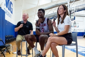 8年了!女记者采访托布 拿出了菜鸟赛季采访托布的视频 8年了!女记者采访托布 拿出了菜鸟赛季采访托布的视频