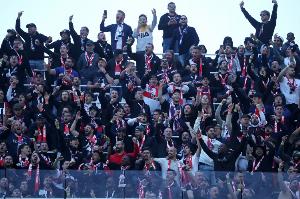 法媒:巴黎球迷大巴半夜在高速上抛锚,80人被困数小时 法媒:巴黎球迷大巴半夜在高速上抛锚,80人被困数小时