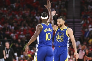 美媒发问:勇士围绕库里建队3年以失败告终 他该承受这一切吗? 美媒发问:勇士围绕库里建队3年以失败告终 他该承受这一切吗?