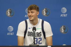 弗拉格:我叫队内所有人大叔 想让他们觉得自己很老😂 弗拉格:我叫队内所有人大叔 想让他们觉得自己很老😂