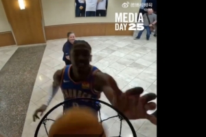 谁童年第一扣不是扣小篮筐?雷霆全队玩小篮筐 卡鲁索带头一顿玩 谁童年第一扣不是扣小篮筐?雷霆全队玩小篮筐 卡鲁索带头一顿玩