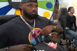 火遍全球！詹姆斯今日直播期间展示自己LV包上的Labubu挂件