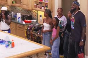 经典复刻😂!詹姆斯做客网红直播间 依旧Taco Tuesday!!!~~~ 经典复刻😂!詹姆斯做客网红直播间 依旧Taco Tuesday!!!~~~