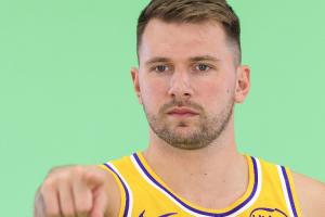 👀湖人训练营名单东契奇体重244磅 上赛季开赛230磅&最高270磅 👀湖人训练营名单东契奇体重244磅 上赛季开赛230磅&最高270磅