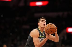 加尔扎:无论和布朗还是西蒙斯搭档 我首要任务掩护创造空位机会 加尔扎:无论和布朗还是西蒙斯搭档 我首要任务掩护创造空位机会