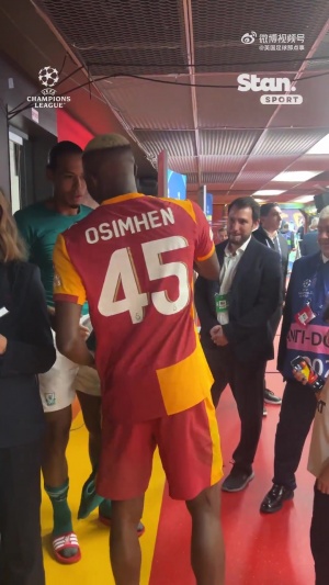 打入制胜球的奥斯梅恩和范迪克交换球衣👕🤝 打入制胜球的奥斯梅恩和范迪克交换球衣👕🤝