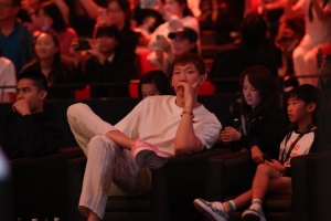 周琦与陈盈骏现身首钢园观战王楚钦比赛 儿子糊糊也在~ 周琦与陈盈骏现身首钢园观战王楚钦比赛 儿子糊糊也在~