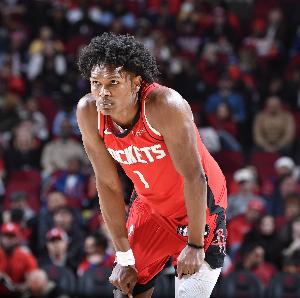 贾巴里:阿门现在投篮很自信也非常流畅 尤其是挡拆后的中距离 贾巴里:阿门现在投篮很自信也非常流畅 尤其是挡拆后的中距离