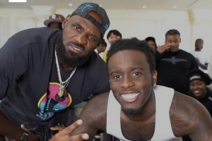 流量加持!詹姆斯今日做客美国网红直播间 在线观看人数超100万 流量加持!詹姆斯今日做客美国网红直播间 在线观看人数超100万