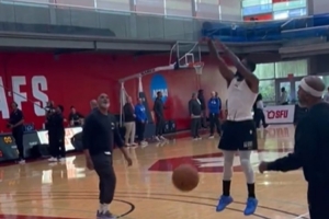 恢复相当好!欧文在球队训练中练习后撤步投篮 动作相当丝滑 恢复相当好!欧文在球队训练中练习后撤步投篮 动作相当丝滑