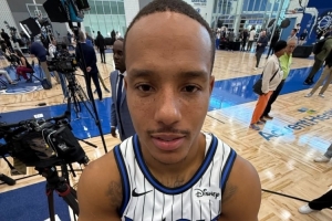 给摄影师加鸡腿还是扣工资?魔术新赛季定妆照 众将变成“1米5” 给摄影师加鸡腿还是扣工资?魔术新赛季定妆照 众将变成“1米5”