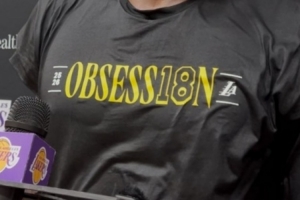 冲队史第18冠?美记:湖人训练衫印有“18”字样 目标本赛季争冠 冲队史第18冠?美记:湖人训练衫印有“18”字样 目标本赛季争冠