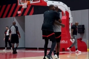 杰夫-格林防守KD被吹犯规:天哪 他先拉我啊!后者送上爱的抱抱 杰夫-格林防守KD被吹犯规:天哪 他先拉我啊!后者送上爱的抱抱