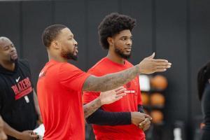 传承!利拉德出席开拓者训练营 向亨德森言传身教! 传承!利拉德出席开拓者训练营 向亨德森言传身教!