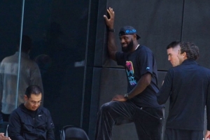 湖人训练营首日集锦:詹姆斯便装观训 艾顿斯玛特加练投篮 湖人训练营首日集锦:詹姆斯便装观训 艾顿斯玛特加练投篮