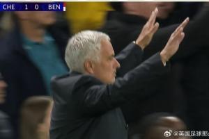 🎥恩佐罚角球时,穆里尼奥走过来告诉本菲卡球迷不要再扔东西 🎥恩佐罚角球时,穆里尼奥走过来告诉本菲卡球迷不要再扔东西