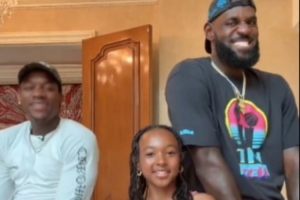 詹姆斯带女儿朱莉与网红Tylil James秀舞技 老詹表情亮了! 詹姆斯带女儿朱莉与网红Tylil James秀舞技 老詹表情亮了!