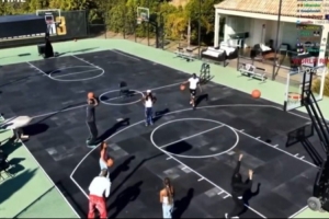 在网红直播间投三分13仅中2 詹姆斯打趣:我觉得篮筐有点歪😂 在网红直播间投三分13仅中2 詹姆斯打趣:我觉得篮筐有点歪😂