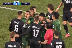 要冷静啊!池忠国飞铲放倒对手,随后双方爆发冲突,裁判未出牌 要冷静啊!池忠国飞铲放倒对手,随后双方爆发冲突,裁判未出牌