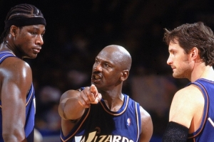 夸梅:你们要有谁像我一样被MJ扇过巴掌 你们肯定觉得人生圆满了 夸梅:你们要有谁像我一样被MJ扇过巴掌 你们肯定觉得人生圆满了