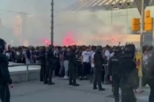 巴萨巴黎大战一触即发!大批巴黎球迷在球场前聚集并呼喊口号 巴萨巴黎大战一触即发!大批巴黎球迷在球场前聚集并呼喊口号