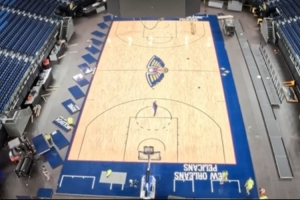 NBL晒鹈鹕澳大利亚赛地板铺装过程视频!全是美国空运来的! NBL晒鹈鹕澳大利亚赛地板铺装过程视频!全是美国空运来的!