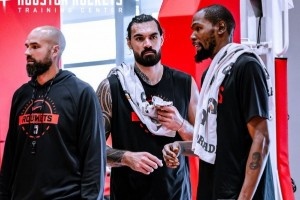 火箭官方晒训练照:杜兰特亚当斯互动 申京阿门在列 奥科吉麒麟臂 火箭官方晒训练照:杜兰特亚当斯互动 申京阿门在列 奥科吉麒麟臂
