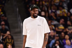 美女主持:你看起来很开心 杜兰特:我一直这么开心啊 美女主持:你看起来很开心 杜兰特:我一直这么开心啊