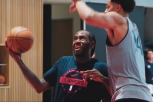 莱昂纳德&哈登&保罗&比尔&祖巴茨合练 小卡强硬上篮打进 莱昂纳德&哈登&保罗&比尔&祖巴茨合练 小卡强硬上篮打进