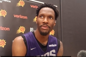 海斯-戴维斯:我可以帮助太阳 最重要的是要带着自信去打球 海斯-戴维斯:我可以帮助太阳 最重要的是要带着自信去打球