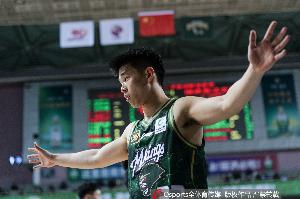 本土得分王!林葳上赛季常规赛场均21分 季后赛30.5分6.5板11助 本土得分王!林葳上赛季常规赛场均21分 季后赛30.5分6.5板11助