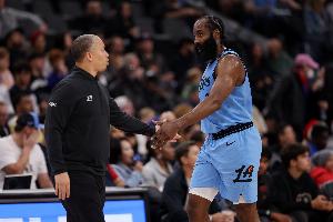 泰伦-卢:上赛季过度使用哈登是不得已的 那是为在小卡缺阵时赢球 泰伦-卢:上赛季过度使用哈登是不得已的 那是为在小卡缺阵时赢球