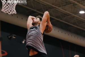 激烈对抗!火箭队内训练:申京过谢泼德转身暴扣 小贾迎扣两人 激烈对抗!火箭队内训练:申京过谢泼德转身暴扣 小贾迎扣两人