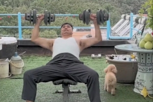 刘玉栋晒视频做力量训练:国庆大家乐我锻炼我快乐加油中国 刘玉栋晒视频做力量训练:国庆大家乐我锻炼我快乐加油中国