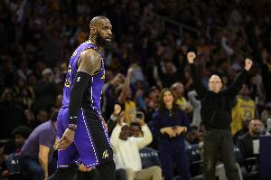 夸梅-布朗:詹姆斯也不过是个要站着尿尿的人 跟我没什么两样 夸梅-布朗:詹姆斯也不过是个要站着尿尿的人 跟我没什么两样