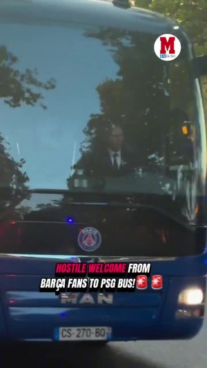 警察严阵以待!巴黎大巴抵达巴塞罗那,遭遇巴萨球迷“热烈欢迎” 警察严阵以待!巴黎大巴抵达巴塞罗那,遭遇巴萨球迷“热烈欢迎”