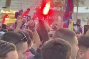 火药味!巴萨球迷在球场外聚集,高喊辱骂巴黎的口号 火药味!巴萨球迷在球场外聚集,高喊辱骂巴黎的口号