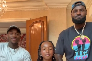 不如跳舞!詹姆斯参加游戏主播直播 镜头前与女儿一起跳舞 不如跳舞!詹姆斯参加游戏主播直播 镜头前与女儿一起跳舞