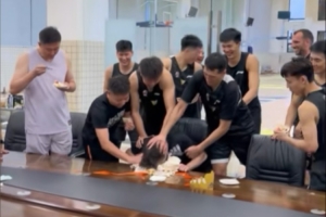 残暴😂杜锋晒球队给助教巴斯蒂安-卡多特过生日视频 残暴😂杜锋晒球队给助教巴斯蒂安-卡多特过生日视频