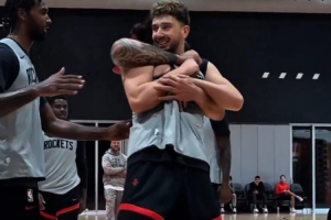 哈哈!申京隔扣&颜射亚当斯后被后者锁喉 社媒晒照挑衅:就隔扣你 哈哈!申京隔扣&颜射亚当斯后被后者锁喉 社媒晒照挑衅:就隔扣你