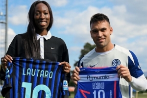 意大利女排球员、奥运冠军埃格努造访国米,与劳塔罗互换球衣 意大利女排球员、奥运冠军埃格努造访国米,与劳塔罗互换球衣