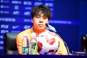 新秀+1!泰山小将齐千程参加赛前发布会,将进入本轮中超比赛名单 新秀+1!泰山小将齐千程参加赛前发布会,将进入本轮中超比赛名单