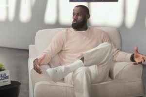 詹姆斯:我仍然喜欢上场训练 喜欢看球穿过篮网 仍有新秀般的感觉 詹姆斯:我仍然喜欢上场训练 喜欢看球穿过篮网 仍有新秀般的感觉