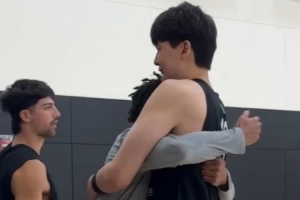 气氛不错！塞布尔刚进训练馆就熊抱杨瀚森 众将面对镜头笑呵呵