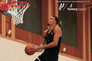 这天赋！马刺官媒晒训练营的视频：文班亚马快攻中秀背扣